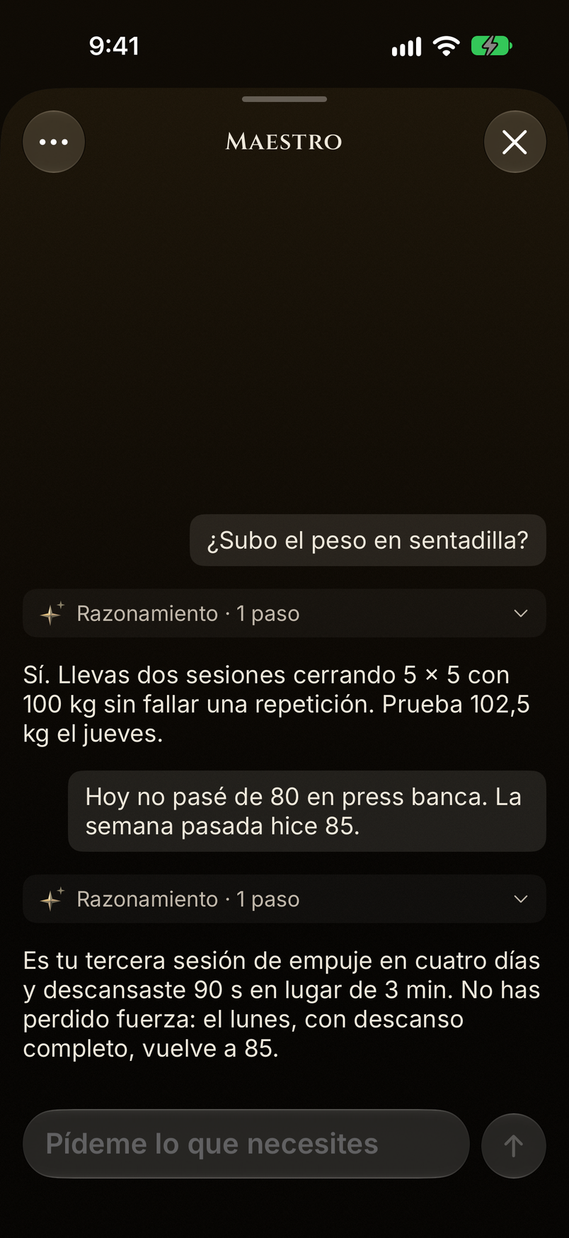 Conversación real con Maestro en iPhone: pregunta si subir el peso en sentadilla y por qué no salió el press de banca, con sus respuestas a partir del historial.