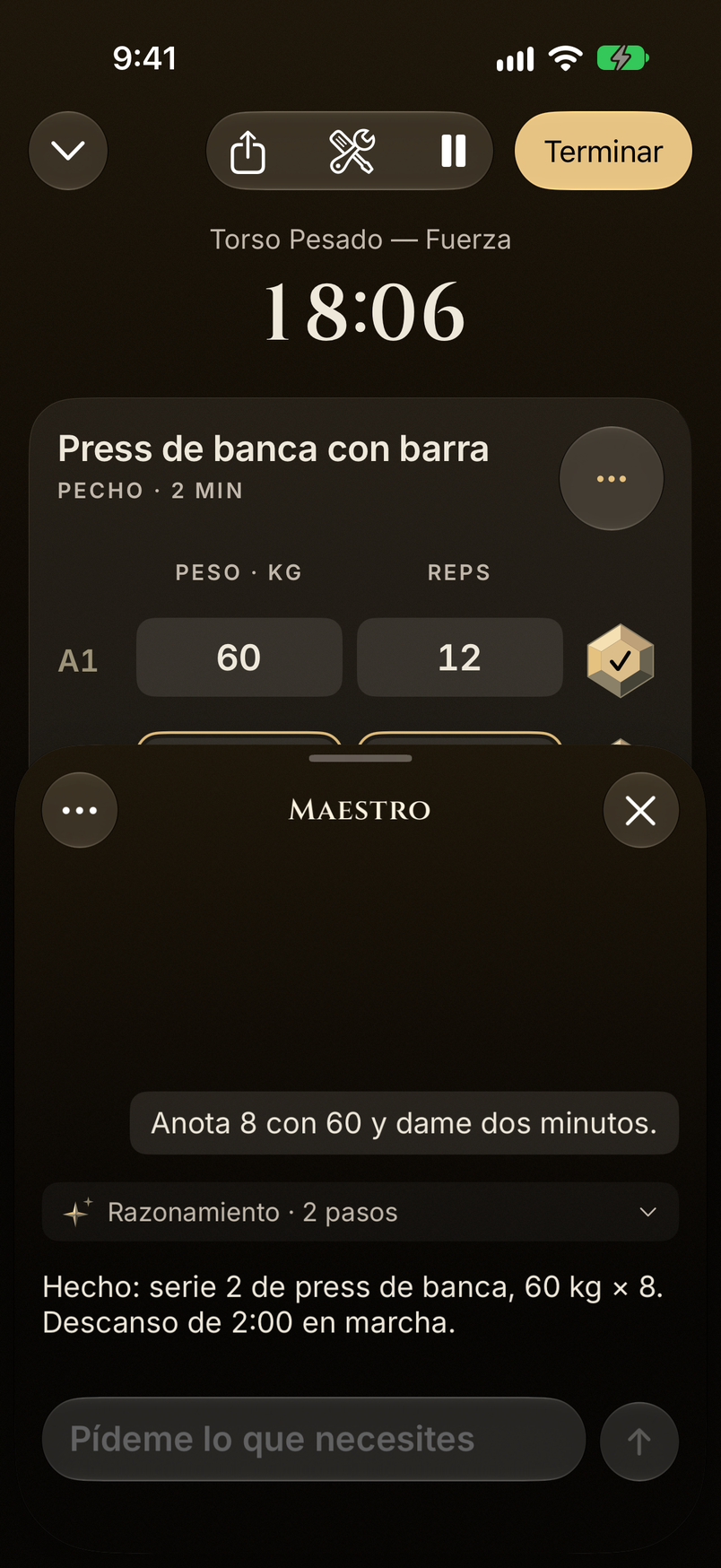 Maestro anota en iPhone, durante la sesión, la serie 2 de press de banca, 60 kg × 8, y pone en marcha un descanso de dos minutos.