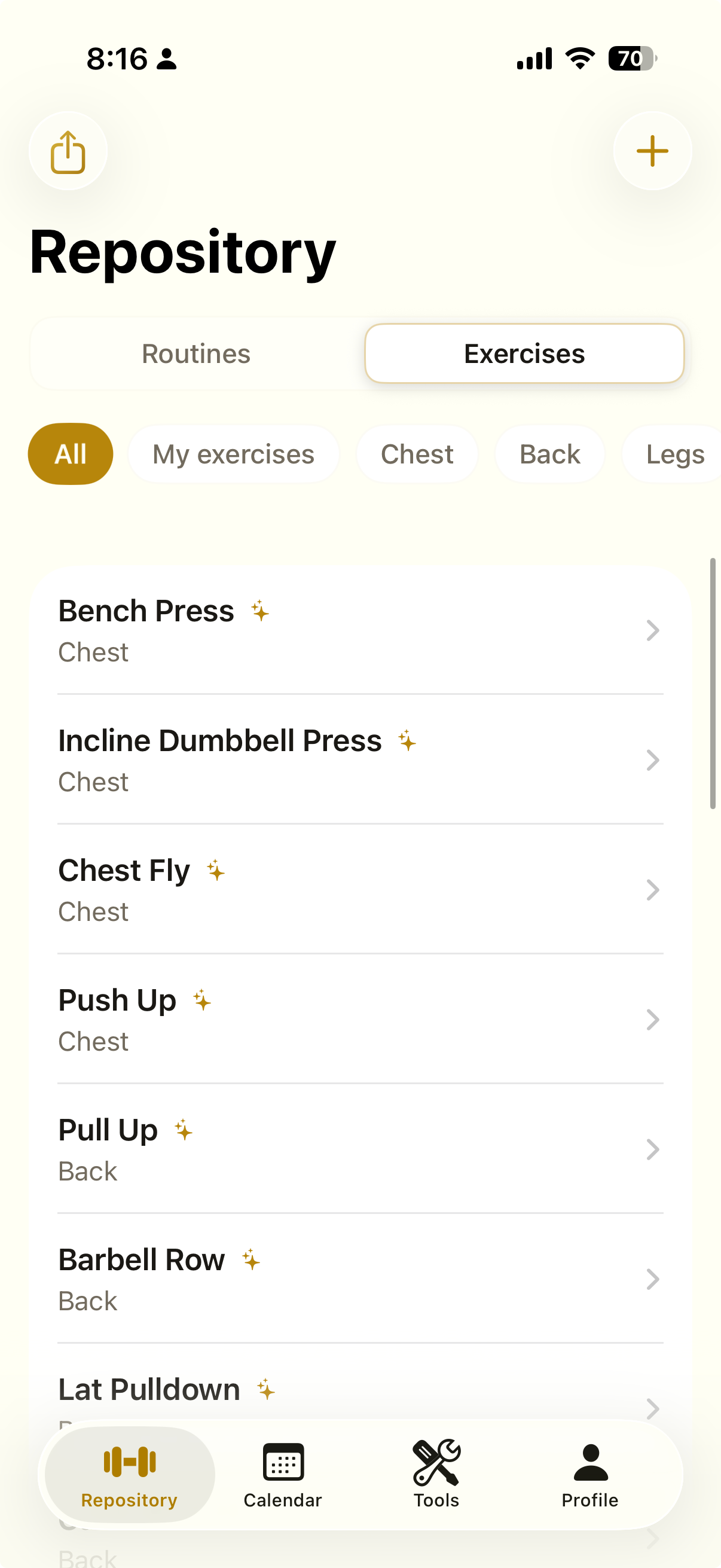Routine repository listing saved routines and exercises, with a segmented control and a horizontal bar of muscle group filter pills.